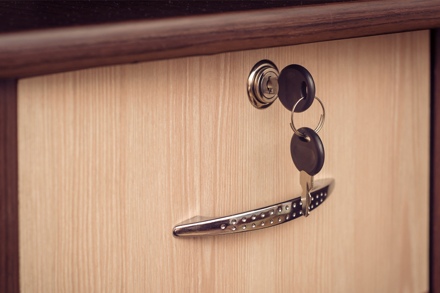 Éjjeli szekrény zárható fiókkal és kulccsal.